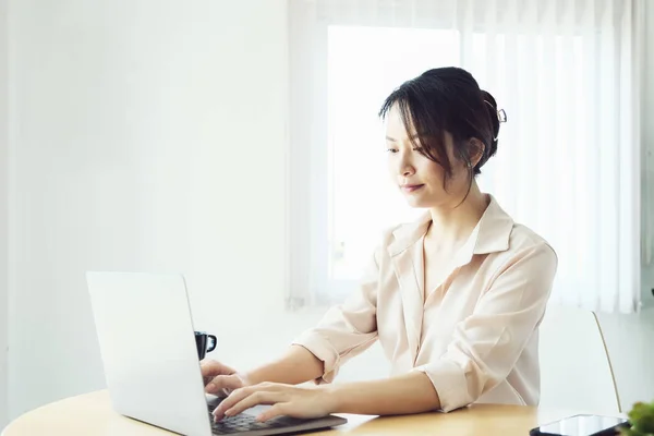 New Normal Businesswoman Using Computer Work Company Internet Your Desk — 스톡 사진