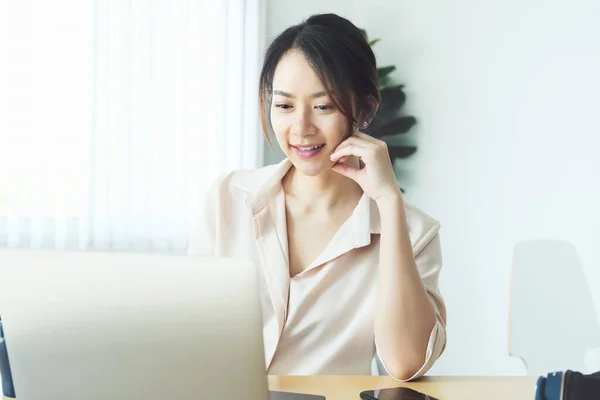 Nuevo Normal Una Mujer Negocios Que Utiliza Computadora Para Trabajar — Foto de Stock