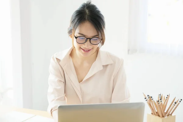 New Normal Businesswoman Useing Computer Work Company Internet Your Desk — Photo