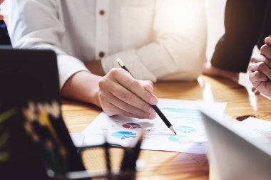 Girişim Şirketi, iş potansiyelini artırmak için şirkete karı artırmak amacıyla birlikte çalışan genç girişimcilerden oluşan bir ekip..