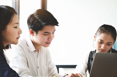 Girişim Şirketi, iş potansiyelini artırmak için şirkete karı artırmak amacıyla birlikte çalışan genç girişimcilerden oluşan bir ekip..