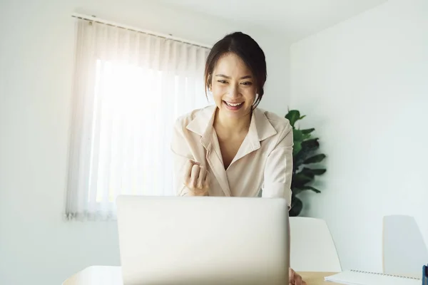 New Normal Businesswoman Using Computer Work Company Internet Your Desk — 图库照片