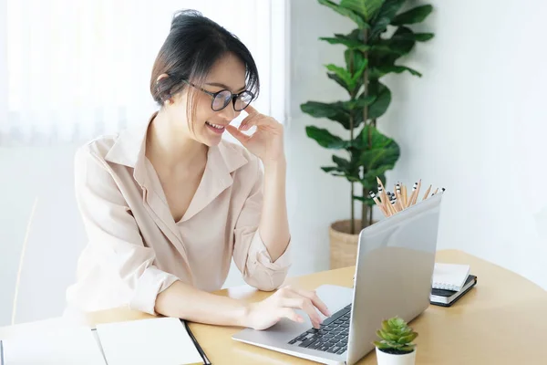 Nuevo Normal Una Mujer Negocios Que Utiliza Computadora Para Trabajar — Foto de Stock