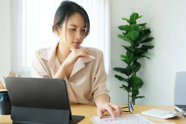 New Normal Businesswoman Using Tablet Work Company Internet Your Desk — Φωτογραφία Αρχείου
