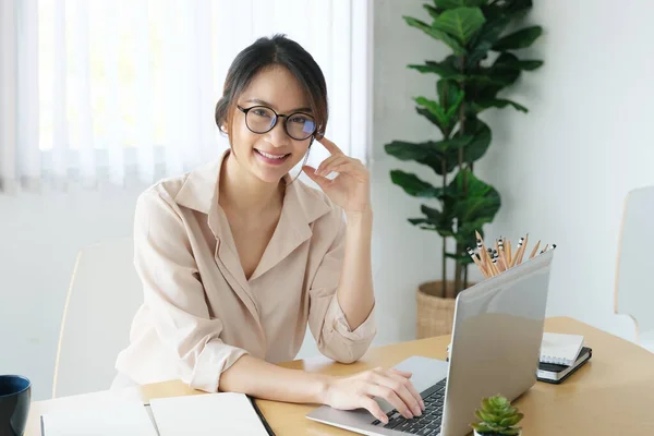 New Normal Businesswoman Useing Computer Work Company Internet Your Desk — Φωτογραφία Αρχείου