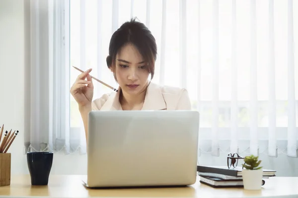 New Normal Businesswoman Uses Computer Work Company Internet Your Desk — Φωτογραφία Αρχείου