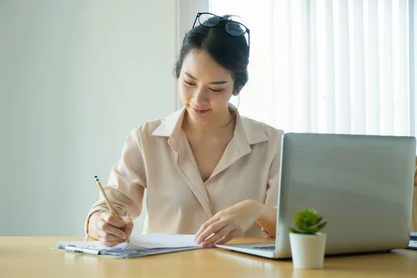 New Normal Businesswoman Using Notebook Computer Work Company Internet Your — Φωτογραφία Αρχείου