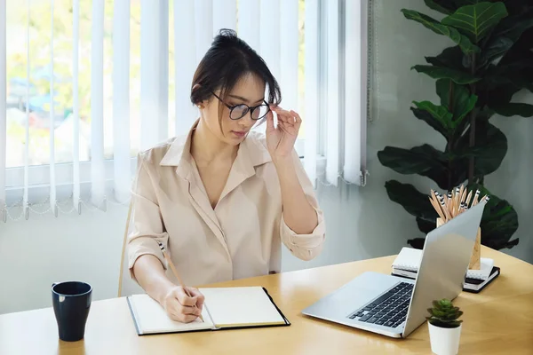 New Normal Businesswoman Uses Computer Work Company Internet Your Desk — Φωτογραφία Αρχείου