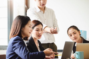 Girişim Şirketi, iş potansiyelini artırmak için şirkete karı artırmak amacıyla birlikte çalışan genç girişimcilerden oluşan bir ekip..