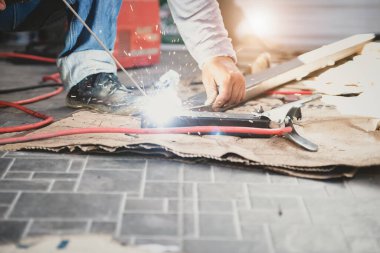 Kaynakçı eve eklemek için çelik yapıyı kaynaklıyor.