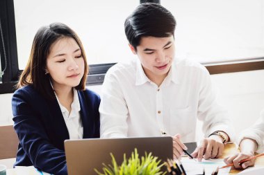 Danışmanlık ya da pazar veri araştırma konsepti. Pazarlama stratejilerinin ayarlanması Erkek şirket sahibi bir erkek pazar analisti ile şirketin pazarlama stratejisine danışmak için tartışıyor