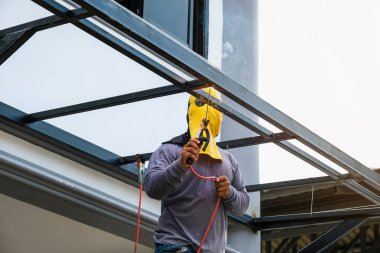 Kaynakçı eve eklemek için çelik yapıyı kaynaklıyor.