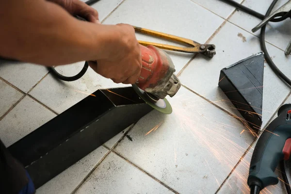 Müteahhit Çelik Kaynak Noktasını Süslemek Için Elektrikli Değirmen Kullanıyor — Stok fotoğraf