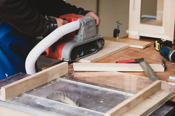 Przedsiębiorcy Zajmujący Się Obróbką Drewna Używają Maszyn Wykańczania Papieru Ściernego — Zdjęcie stockowe