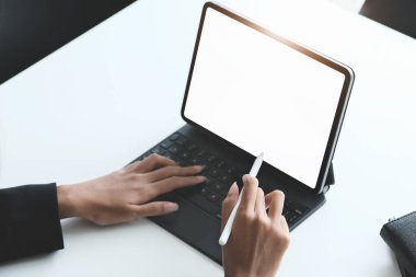 İş Kadınları iş için bir tablet kullanır, boş bir tablet ekranı metin veya diğer ortamları ekleyebilir