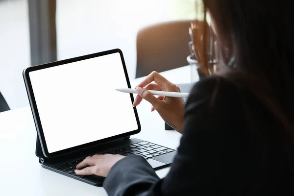 女人们工作时使用平板电脑 空白的平板电脑屏幕可以添加文字或其他媒体 — 图库照片