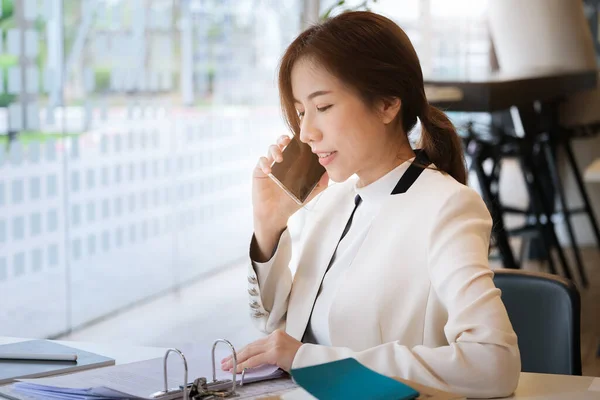 Business Woman Talking Phone Figured Out Profitable Way Her Company — 스톡 사진