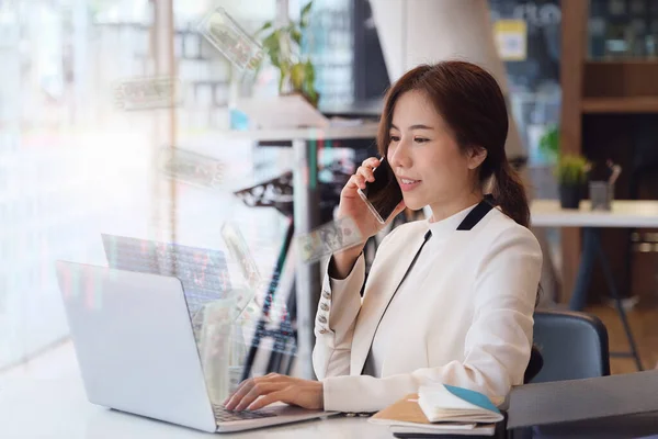 Business Woman Using Computer Trade Charts Find Buy Sell Points — 스톡 사진