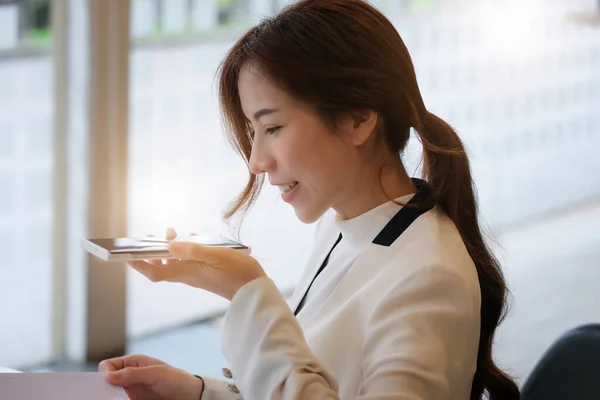 Business Woman Talking Phone Figured Out Profitable Way Her Company — 스톡 사진