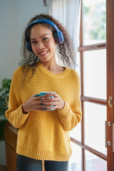 Afrikai Amerikai Fejhallgatót Visel Kezében Kávésbögrék Mosolyogva Boldogan Miközben Zenét — Stock Fotó