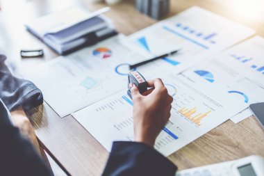 Afrikalı Amerikalı iş kadınının mali belgelere bütçe onayı yapıştırması