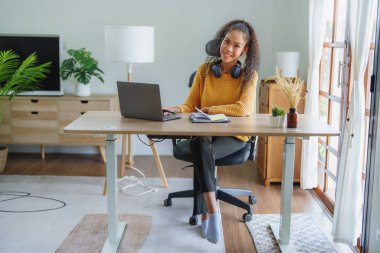 Not defterleri, kalemler ve bilgisayarlar kullanan Afrikalı Amerikalıların portresi. İnternet üzerinden, çevrimiçi e-öğrenim kavramı