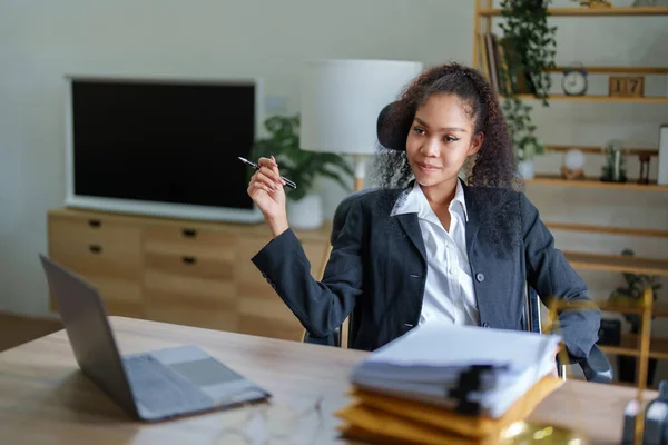 Portret Van Een Vrouwelijke Advocaat Afro Amerikanen Die Kantoor Werken — Stockfoto