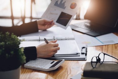 Satış Kârlılığı Planlama Fikri, İşadamı elinde geçen yılki büyümeden elde edilen karı planlamak için elimizdeki karlılık istatistiklerini analiz etmek üzere bir kalem tutuyor.
