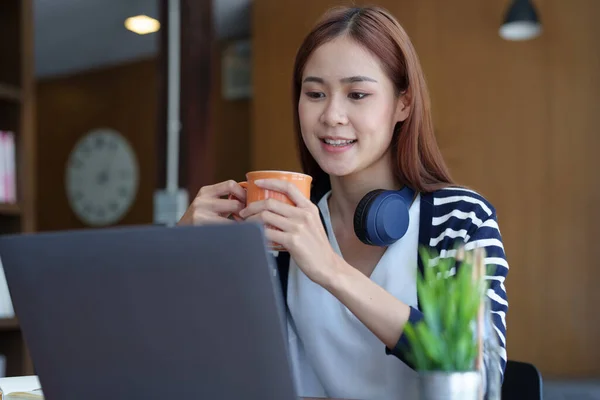 Retrato Una Joven Atractiva Adolescente Asiática Usando Una Computadora Tomando — Foto de Stock