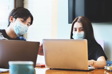 İş kadını odaklı klasik ses tonu etkisi. İş adamı ile çalışırken tartışma ve fikir alışverişi..