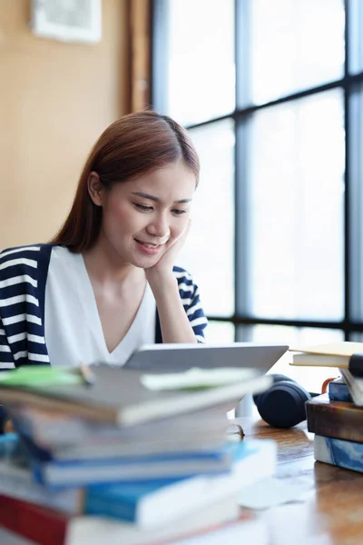 Portrait Young Asian Woman Smiling Face Using Tablet Computer Online — Stock Photo, Image
