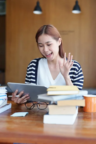 Portrait Une Jeune Femme Asiatique Visage Souriant Utilisant Une Tablette — Photo