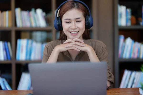 Portrait Une Adolescente Asiatique Souriante Portant Casque Utilisant Ordinateur Pour — Photo