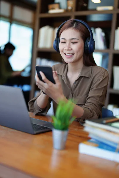 Portrait Une Adolescente Asiatique Souriante Portant Casque Utilisant Ordinateur Pour — Photo