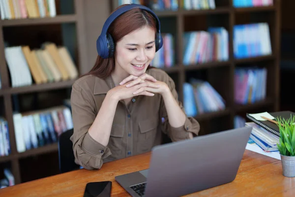 Retrato Una Adolescente Asiática Sonriente Que Usa Auriculares Ordenador Para — Foto de Stock