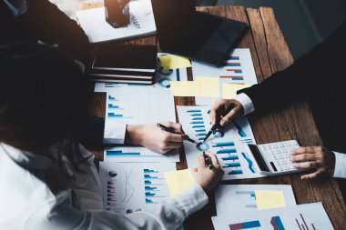 Finans, Beyin Fırtınası, Danışmanlık, Veri Analizi, Planlama, Pazarlama ve Muhasebe, Ekonomistler, diğer şirketlerle rekabet etmek için kar elde etme üzerine ortaklarla yatırım belgelerine işaret ediyorlar