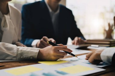 Finansal, Beyin Fırtınası, Danışmanlık, Veri Analizi, Planlama, Pazarlama ve Muhasebe, Ekonomist, diğer şirketlerle rekabet etmek için kâr elde etmek amacıyla ortaklarla birlikte yatırım belgelerine işaret ediyor