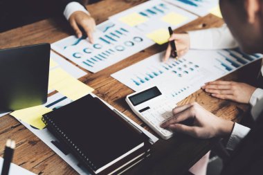 Finansal, Beyin Fırtınası, Veri Analizi, Planlama, Pazarlama ve Muhasebe, Ekonomist, diğer şirketlerle rekabet etmek için kar elde etme üzerine ortaklarla yatırım belgeleri hesaplamak için hesap makinesi kullanan