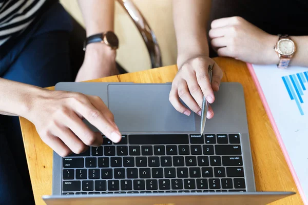 将笔尖对准笔记本电脑屏幕 与商界女性进行讨论 并在工作中交换意见 — 图库照片