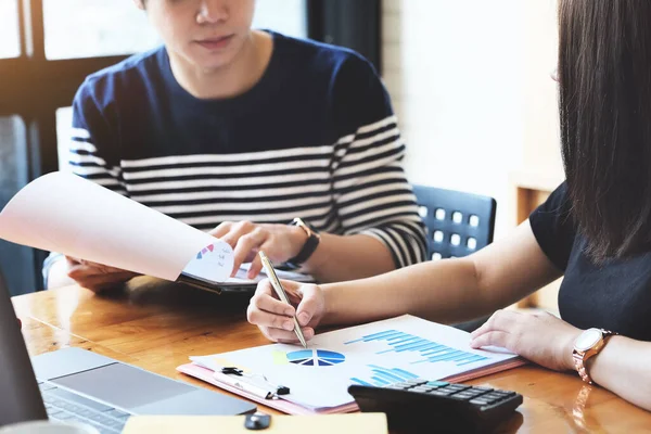 Focushand Pen Punt Document Kaart Brengen Met Zakenvrouw Partnerschap Discussie — Stockfoto