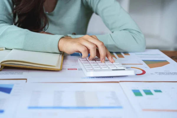 Бізнесмени Бухгалтери Працівники Жінок Використовують Калькулятор Розрахунку Фінансових Документів Перевірки — стокове фото