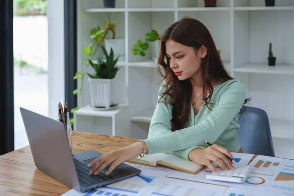 Entrepreneurs Comptables Employées Moitié Féminines Utilisent Ordinateur Calculatrice Pour Calculer — Photo