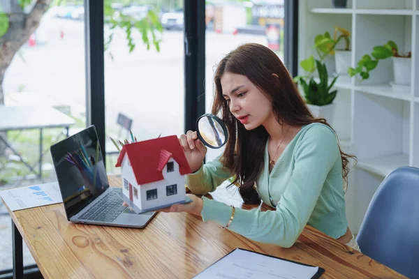 Cliente Segurando Uma Lupa Para Olhar Para Modelo Casa Conceito — Fotografia de Stock