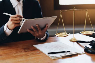 Avukatlar ve avukatlar davaya başlamadan önce dava üzerinde çalışıyorlar..