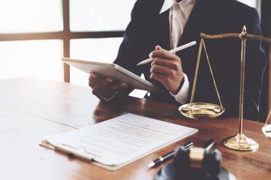 Avukatlar ve avukatlar davaya başlamadan önce dava üzerinde çalışıyorlar..