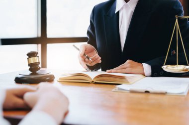 Müvekkil hukuki konularda bir avukatla görüşüyor..