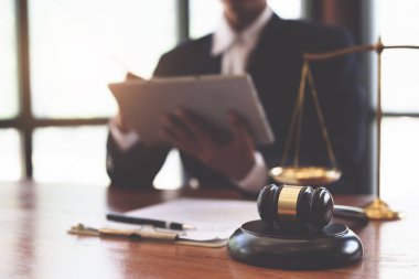 Avukatlar ve avukatlar davaya başlamadan önce dava üzerinde çalışıyorlar..