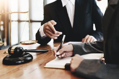 Müvekkil hukuki konularda bir avukatla görüşüyor..