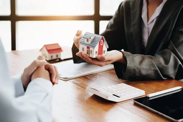 Der Makler Zeigt Dem Kunden Das Hausmodell — Stockfoto