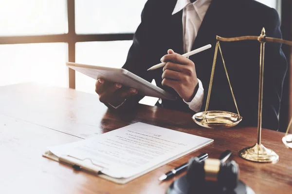 Avukatlar ve avukatlar davaya başlamadan önce dava üzerinde çalışıyorlar..